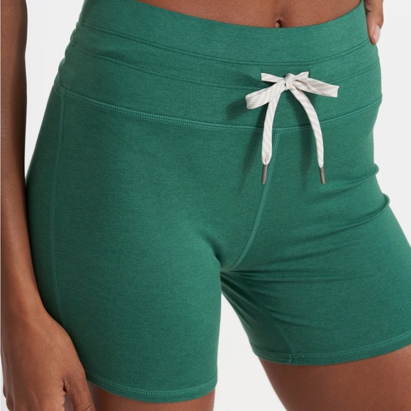 Vuori Shorts Halo Vintage Shorts in Cactus Green Heather | women’s medium - Picture 3 of 12